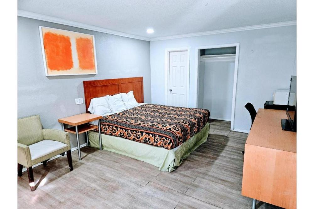 King Bed Non-Smoking interior